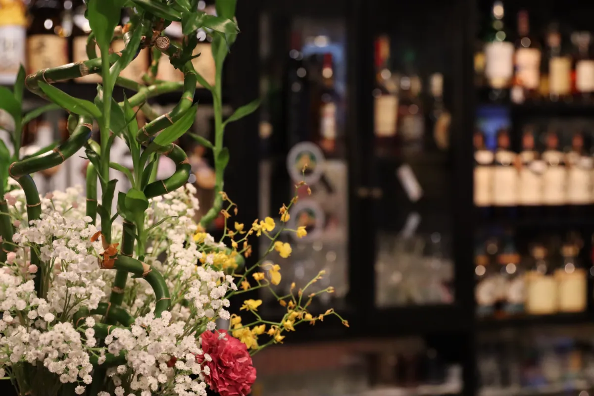 スナック千扇｜茅ヶ崎のレトロなお店｜店何にはお花が飾られている